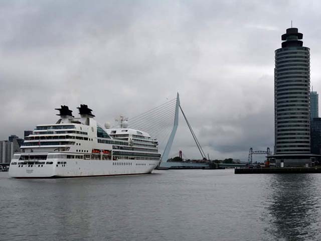 Aankomst Seabourn Sojourn aan de Cruise Terminal Rotterdam